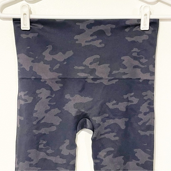 Spanx Women's Look At Me Now Seamless Leggings Camo Black Gray Size Medium - Picture 2 of 4
